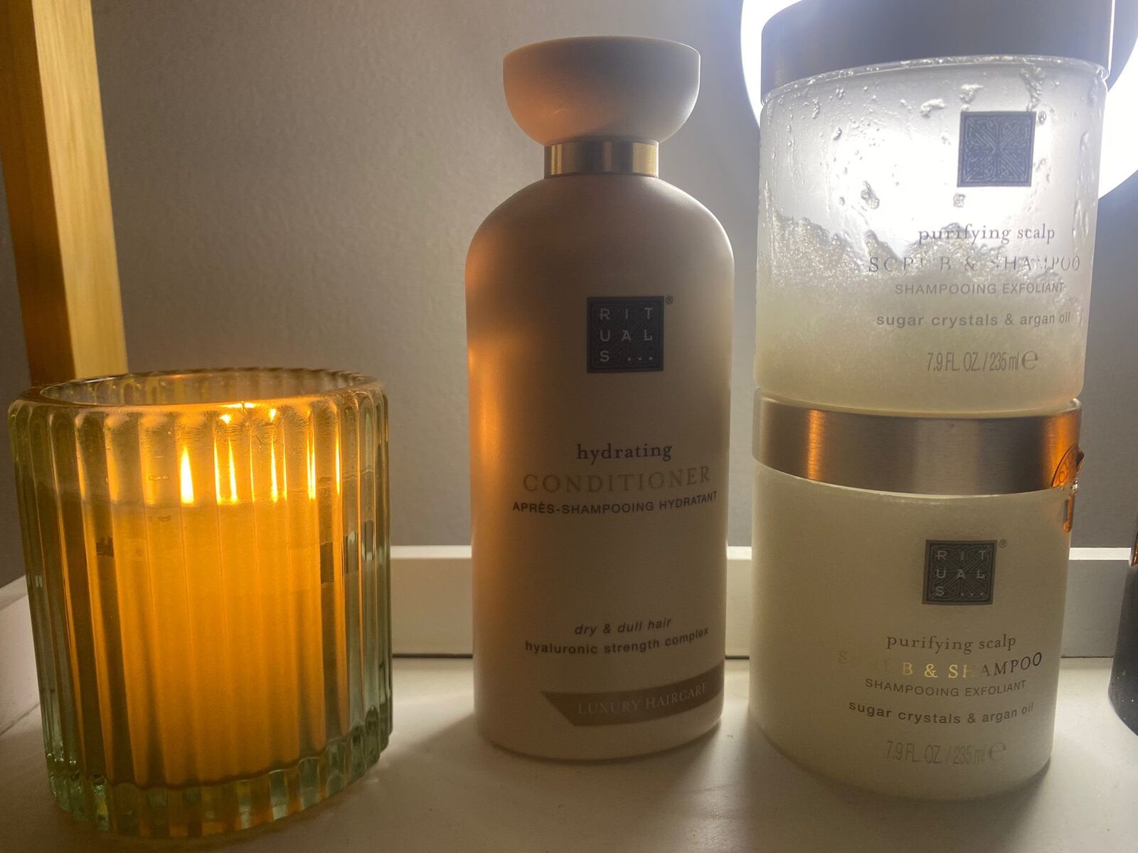 Produtos e velas no espaço do estúdio